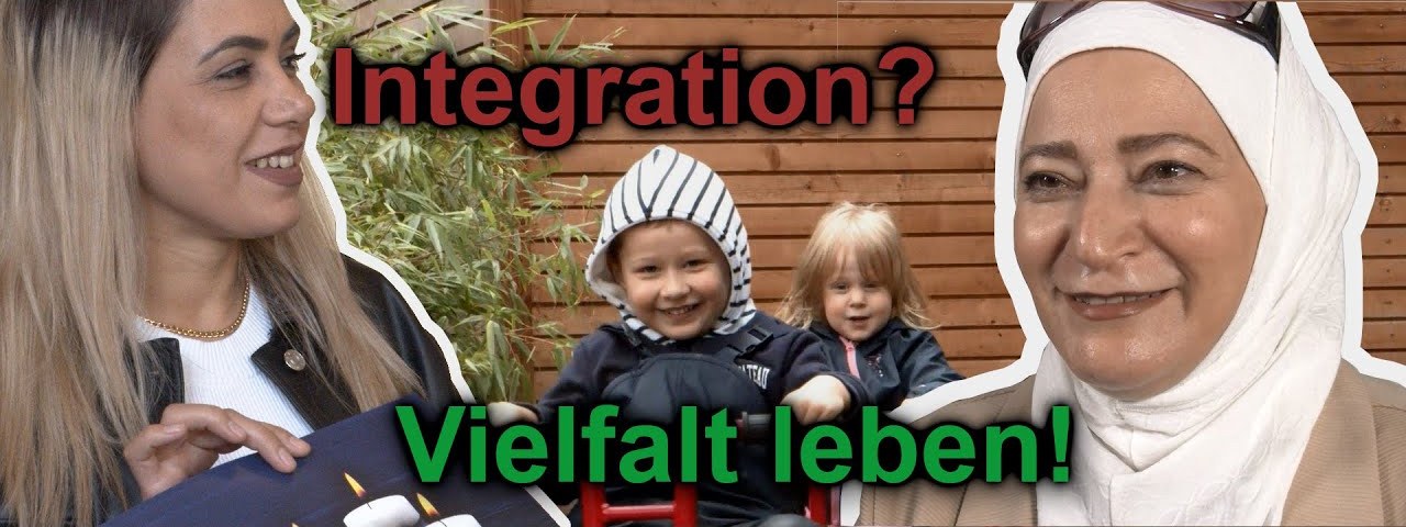 Standbild aus dem Film: zwei Frauen im Gespräch, dahinter Kinder auf dem Außengelände einer Kita